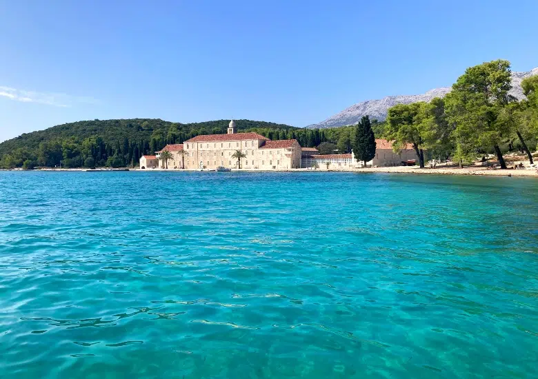 3. Explore the Skoji Islets left image