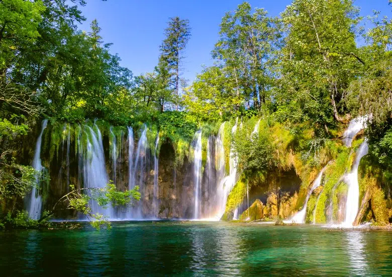 Discover Plitvice Lakes National Park right image