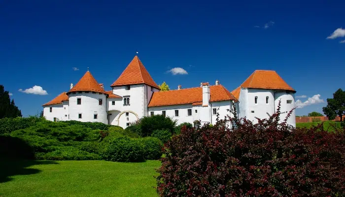 Visit Castles in Trakoscan and Varazdin right image
