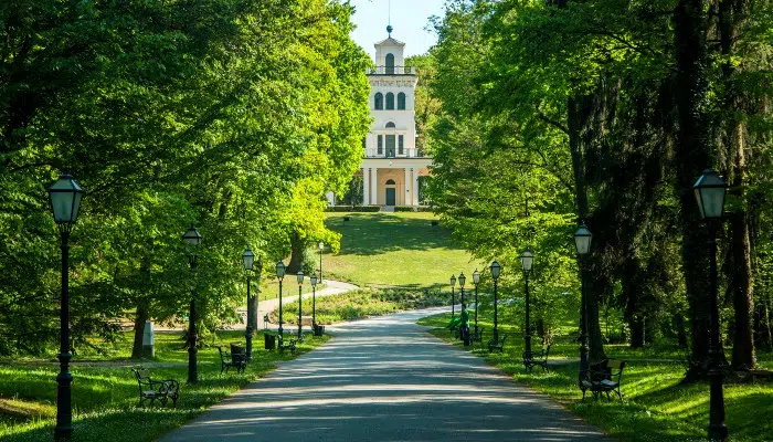 Have a Picnic in a Zagreb Park right image