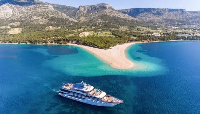 Zlatni Rat Beach left image