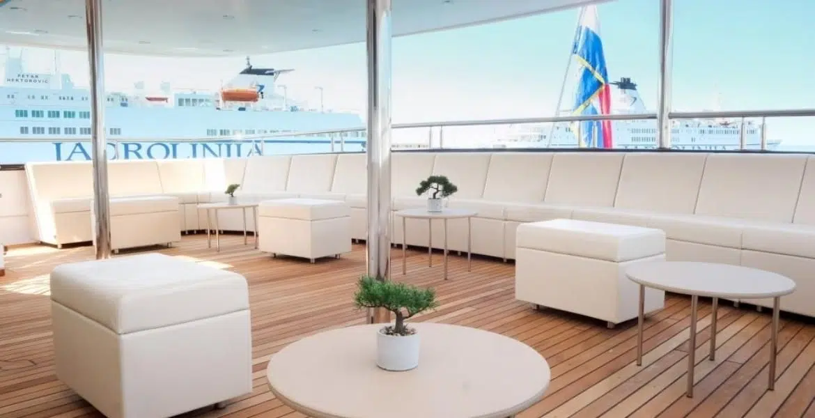 Aurelia lounge outside