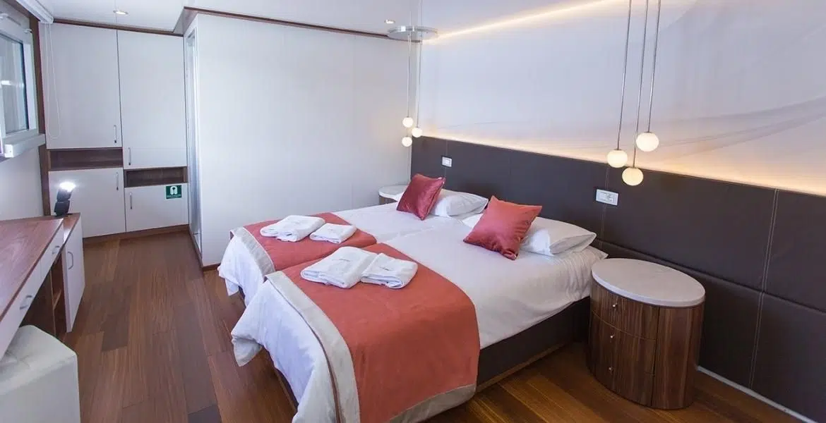 Avangard Main deck cabin