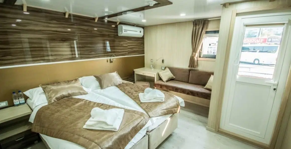 Markan main deck cabin