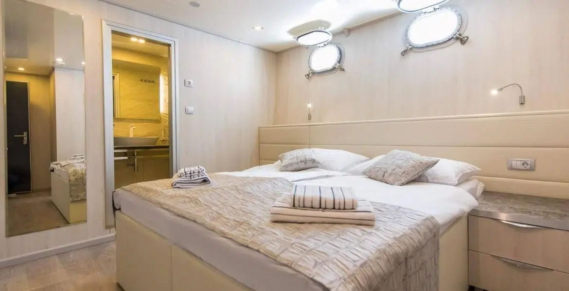 Summer lower deck cabin