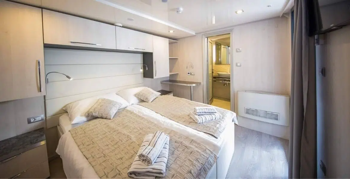 Summer main deck cabin