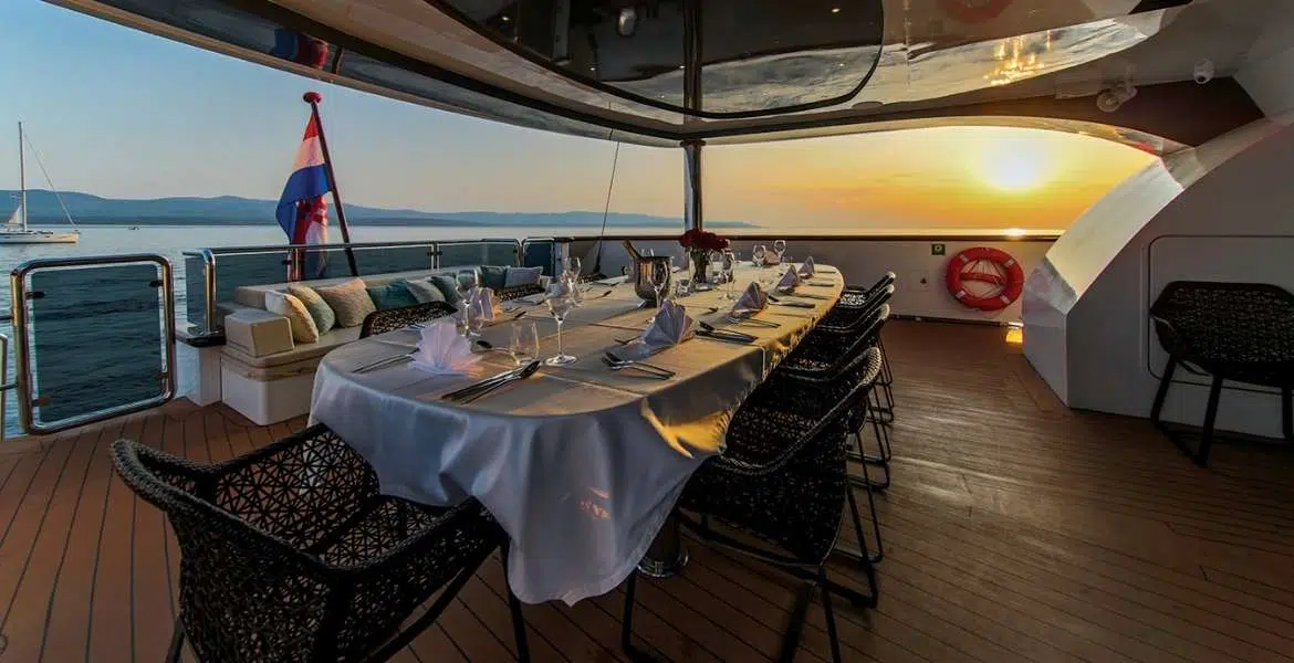 Aiaxaia Outdoor Dining