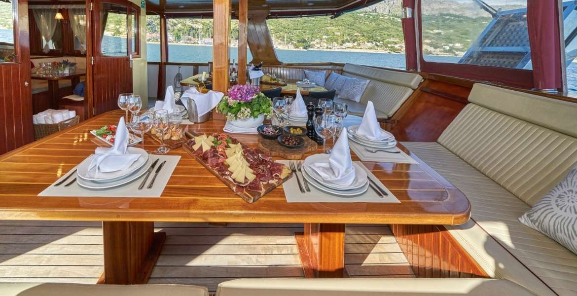 Cataleya Outdoor Dining
