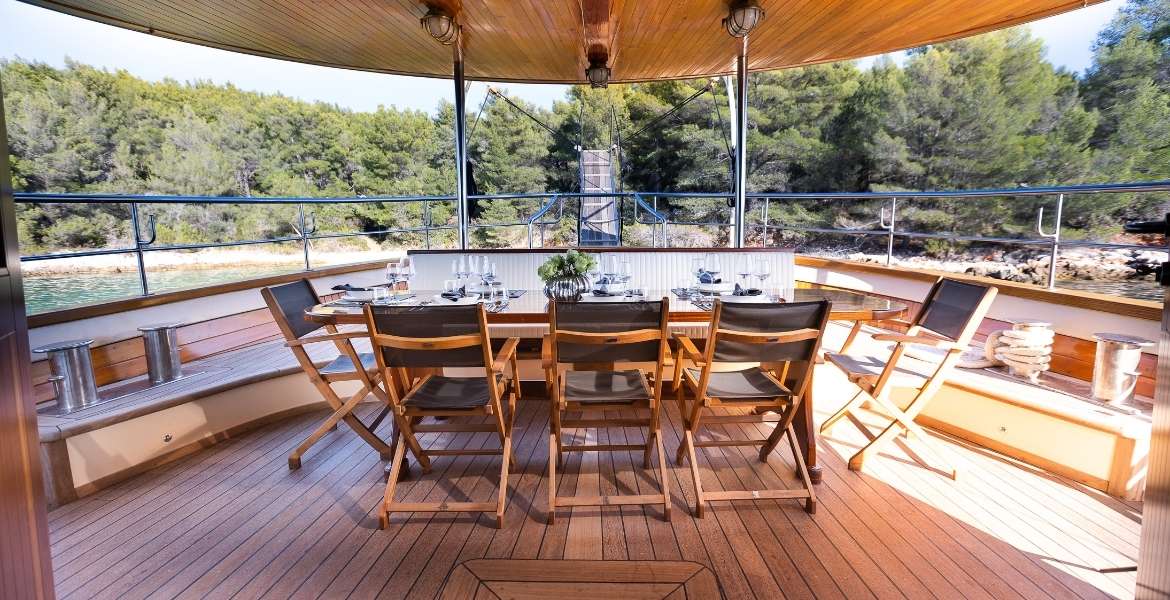 Gallant Outdoor Dining