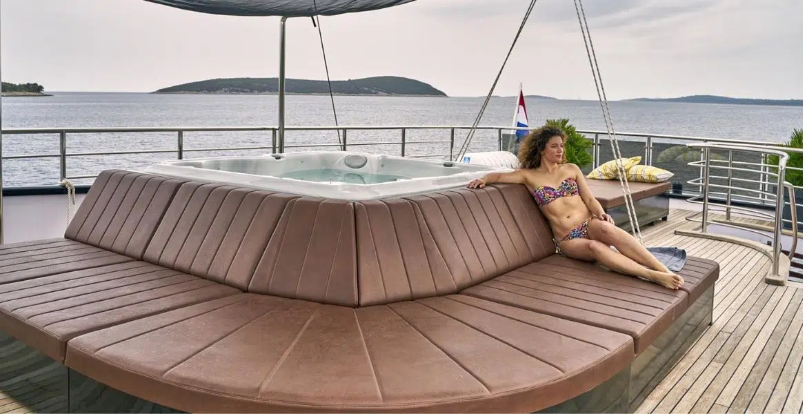 Rara Avis Yacht Outdoor Seating