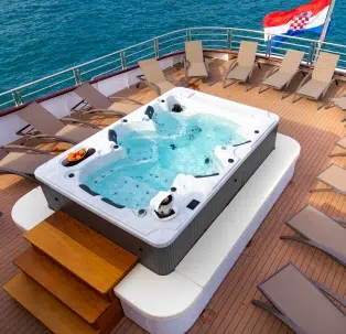 Jacuzzi on board Phoenix 72