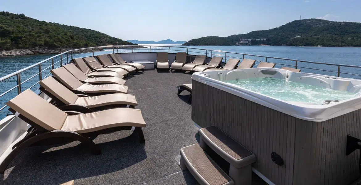 Arca Sun Deck & Jacuzzi