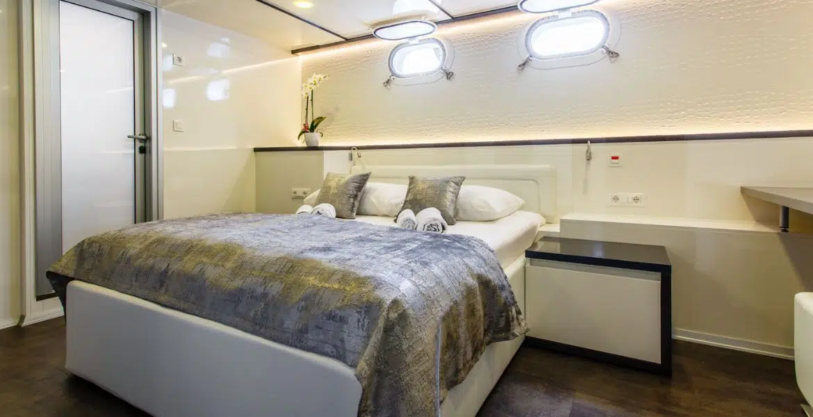 Ban Lower Deck Cabin