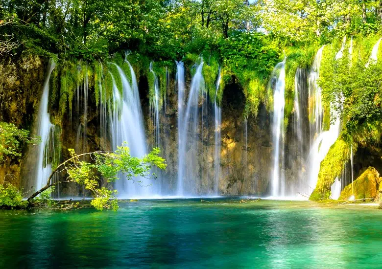 Walk the Trails of Plitvice National Park right image