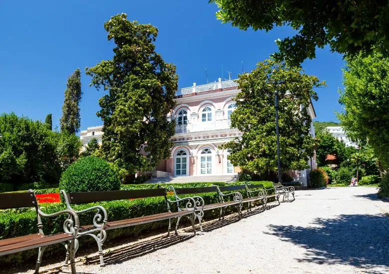 Visit Villa Angiolina left image
