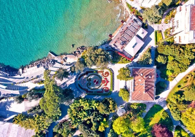 Visit Villa Angiolina right image
