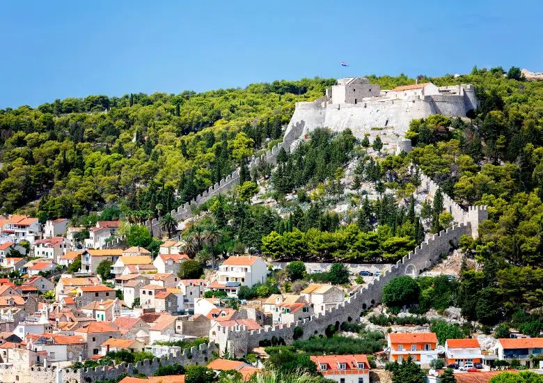 Hike to the Fortica Fortress right image