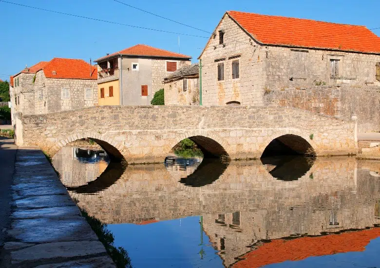 Explore Vrboska right image