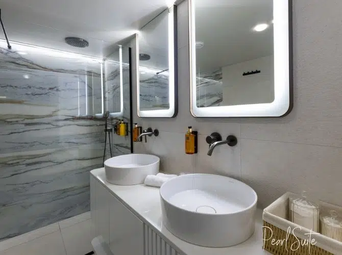 Aretis Upper Deck Pearl Suite Bathroom