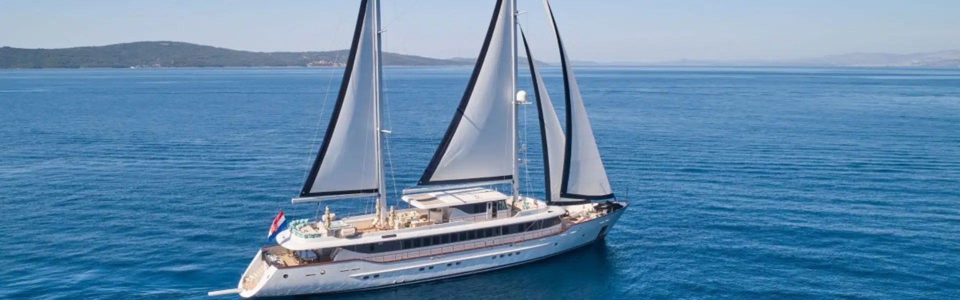Omnia Yacht