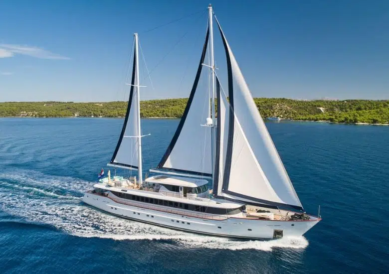 Omnia Yacht