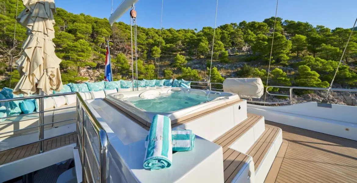 Omnia Yacht Jacuzzi