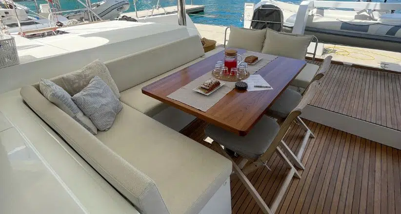 Lagoon 52F Discovery Dining